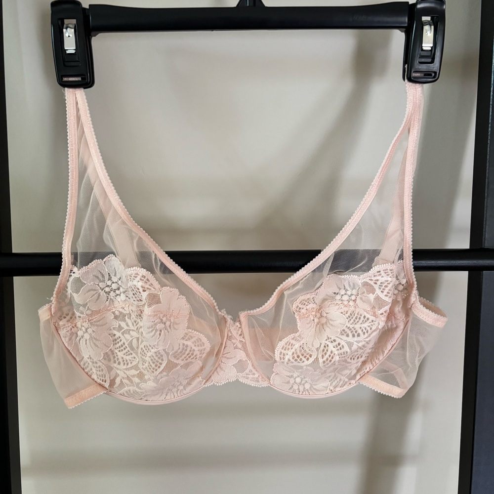 Victoria’s Secret Elegant Lace Sheer Bra Peach Underwire Sexy Lace